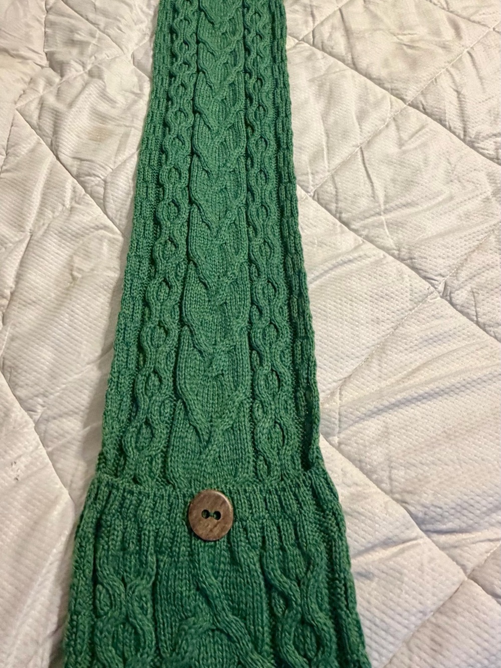 Green Cable-Knit Women's Scarf with Decorative Button